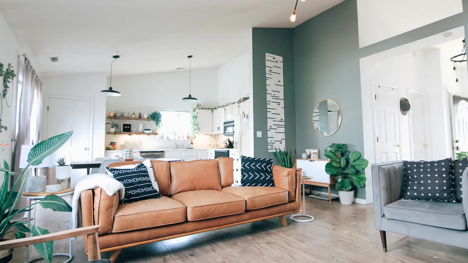 Salón amplio, luminoso y ordenado listo para enseñar